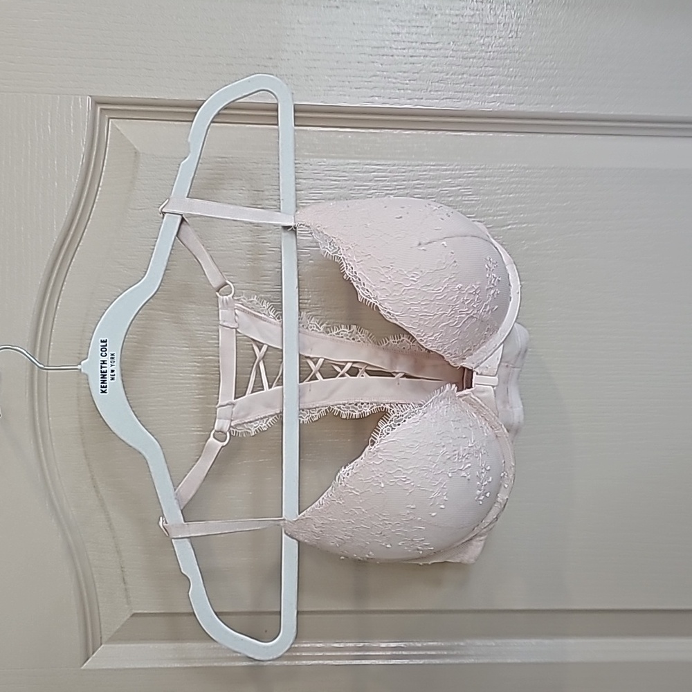 🤑Victoria's Secret 36D bra laced in the back and clasp closure in the front